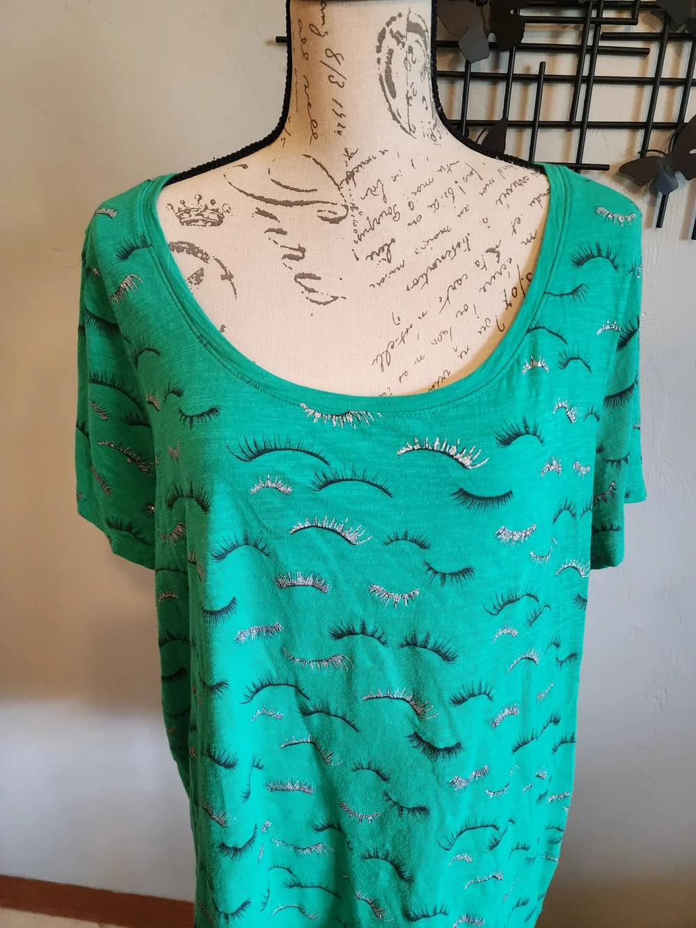 Lane Bryant Kelly Green Scoop Neck Tee with Sparkly Metallic Eyelash Print